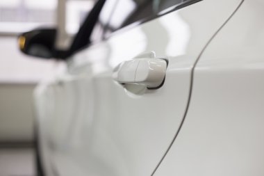 beyaz araba tamir deposuna