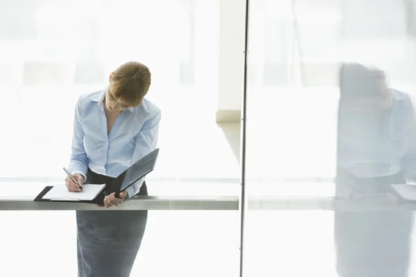 Businesswoman writing — Stock Photo, Image