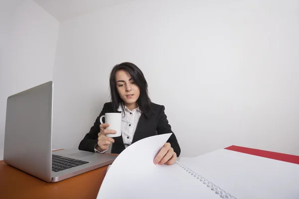 Affärskvinna läsa dokument — Stockfoto