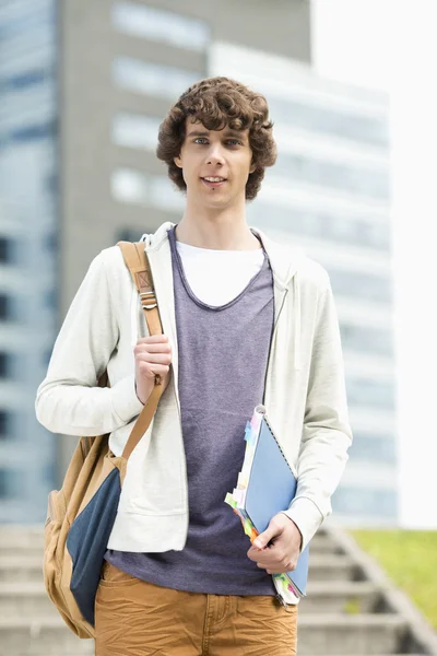 Hombre de pie en el campus universitario — Foto de Stock