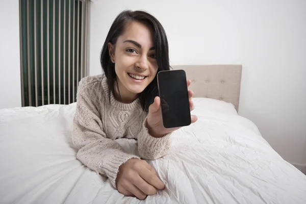 Mujer mostrando teléfono inteligente — Foto de Stock