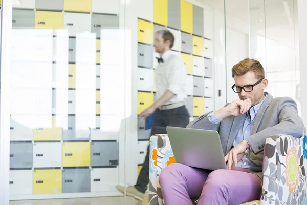 Zakenman met laptop — Stockfoto