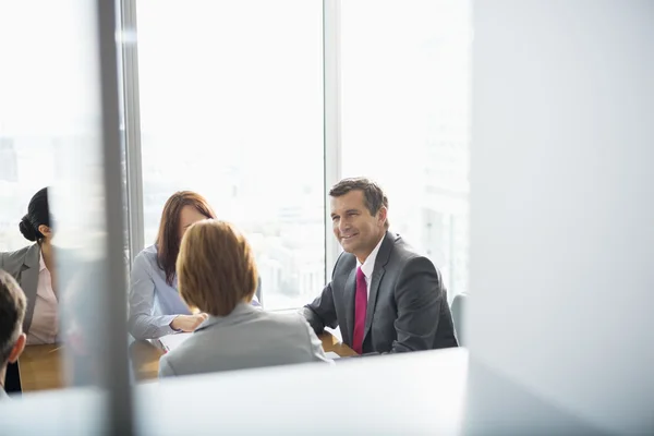 Empresários sentados — Fotografia de Stock