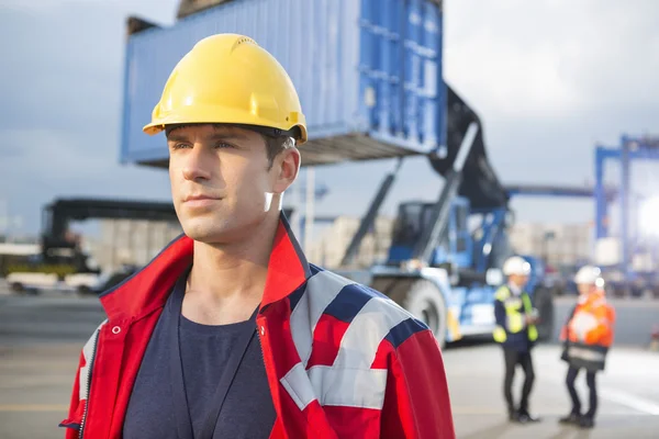 Trabajador con colegas —  Fotos de Stock