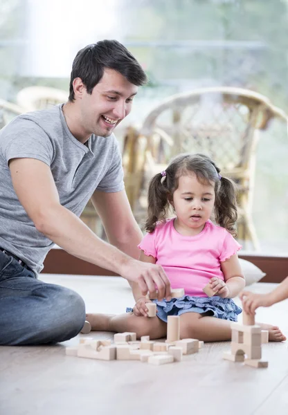 Padre e hijas jugando — Foto de Stock