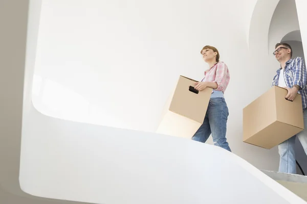 Pareja mudándose a nueva casa — Foto de Stock