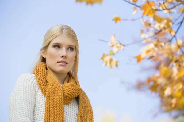 Woman standing against sky — Stock Photo, Image