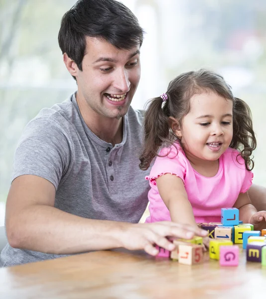 Vader en dochter spelen — Stockfoto