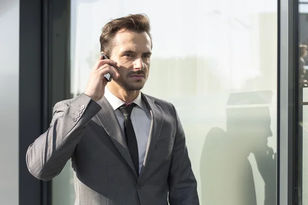 Zakenman die mobiele telefoon gebruikt — Stockfoto