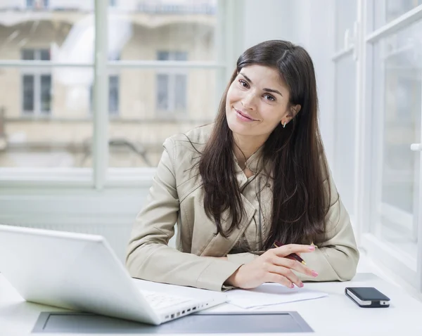 Zakenvrouw met laptop zitting — Stockfoto