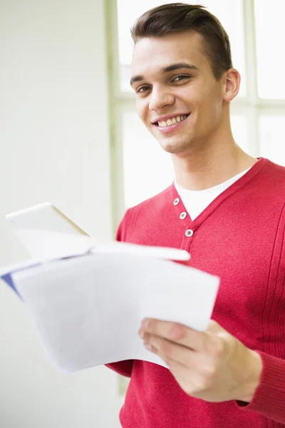 Hombre de negocios con documentos de pie —  Fotos de Stock