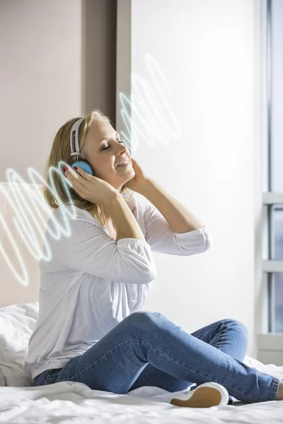 Femme appréciant la musique — Photo