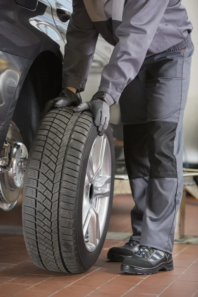 修理工修理车的轮胎 — 图库照片