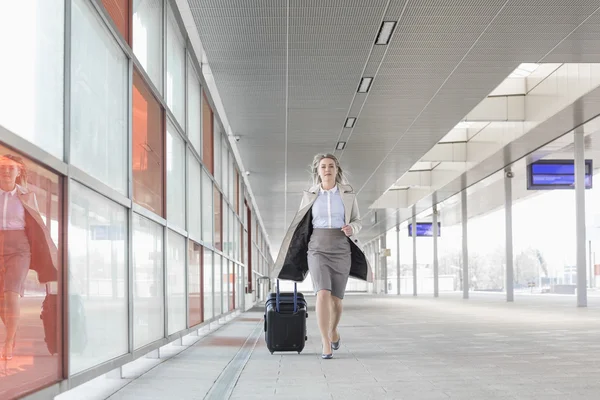 Businesswoman with luggage rushing — Stock Photo, Image
