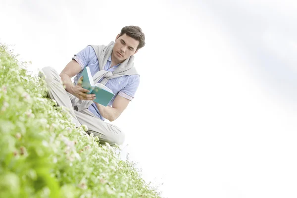 Mann liest Buch — Stockfoto