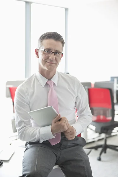 Empresario sentado en el escritorio — Foto de Stock