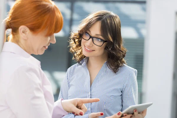 Kvinnliga företagare att diskutera över tablet Pc — Stockfoto