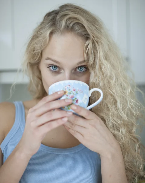 Frau trinkt Tee — Stockfoto