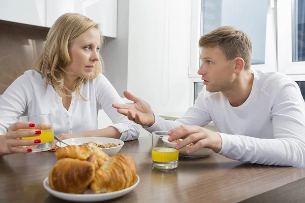 Couple parlant tout en prenant le petit déjeuner — Photo