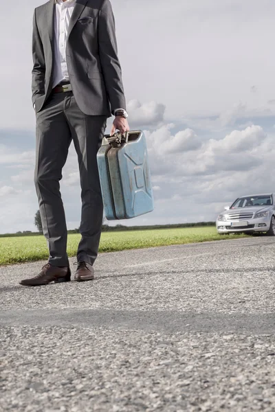 Young businessman carrying petrol ca — Stock Photo, Image