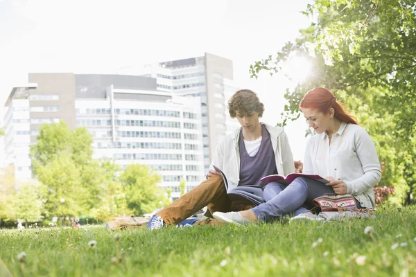 Woman with male friend studying — Stock Photo, Image