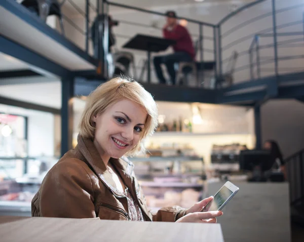 Mujer usando tableta pc — Foto de Stock