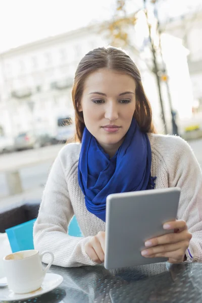 Mujer usando tableta pc — Foto de Stock