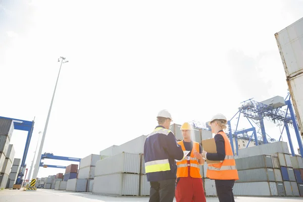 Trabajadores hablando — Foto de Stock