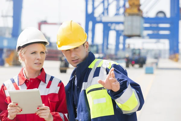 Workers discussing in shipping yard — Stock Photo, Image