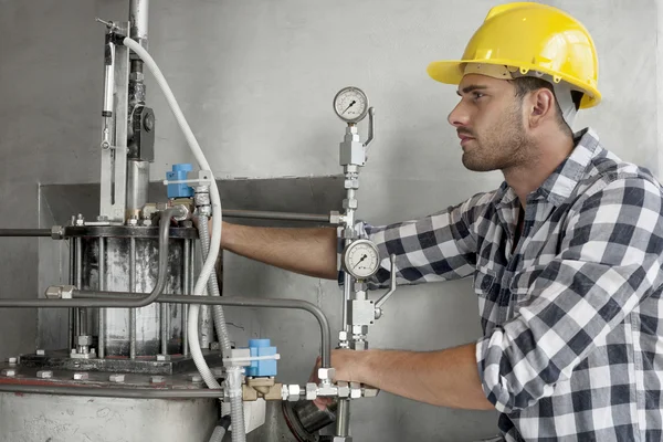 Werknemer bestuderen machine — Stockfoto