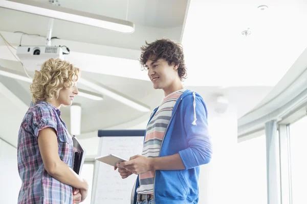 Businesspeople discussing — Stock Photo, Image