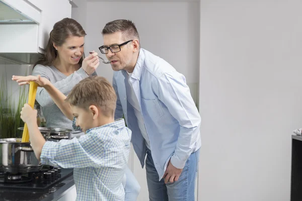 Föräldrar provsmakning mat — Stockfoto