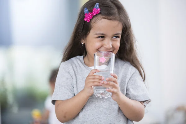 Leuk meisje houdt van glas water — Stockfoto