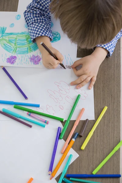 Jongen tekening thuis — Stockfoto