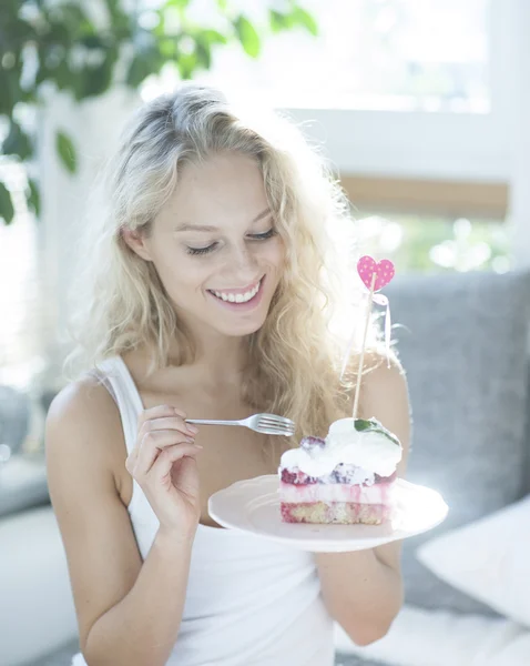 Kvinna med hallon tårta — Stockfoto