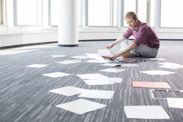 Affärsman organisera fotografier — Stockfoto