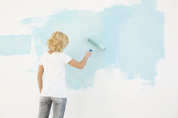 Duvarı boyayan kadın — Stok fotoğraf