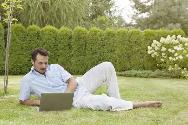 Man met laptop — Stockfoto