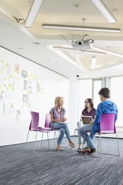 Geschäftsleute diskutieren etwas — Stockfoto