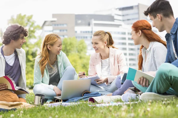 Studenci studiujący razem — Zdjęcie stockowe