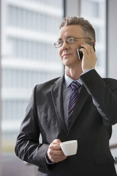 Businessman using cell phone — Stock Photo, Image