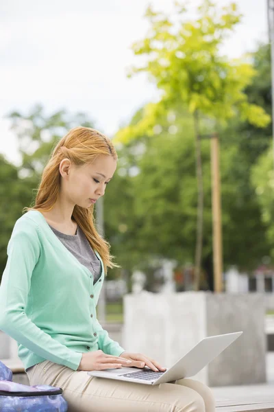 Jovem mulher usando laptop — Fotografia de Stock