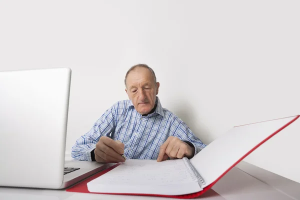 Empresário que trabalha no escritório — Fotografia de Stock