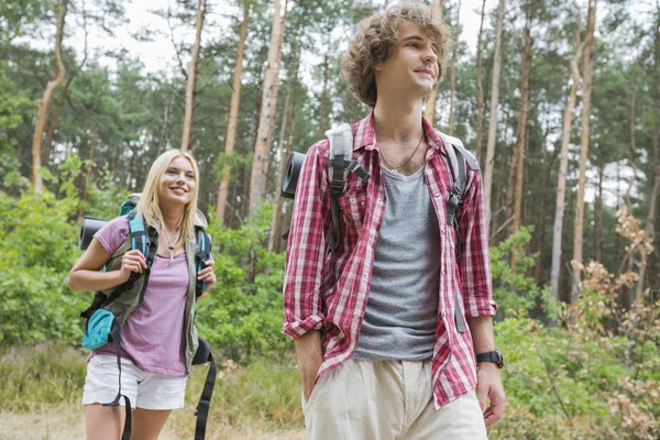 Wandelen in het bos (echt) paar — Stockfoto