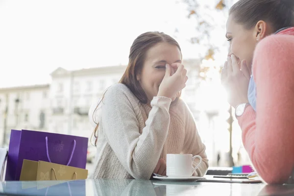 Frauen tratschen im Outdoor-Café — Stockfoto