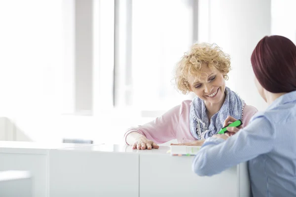 Affärskvinnor diskuterar — Stockfoto