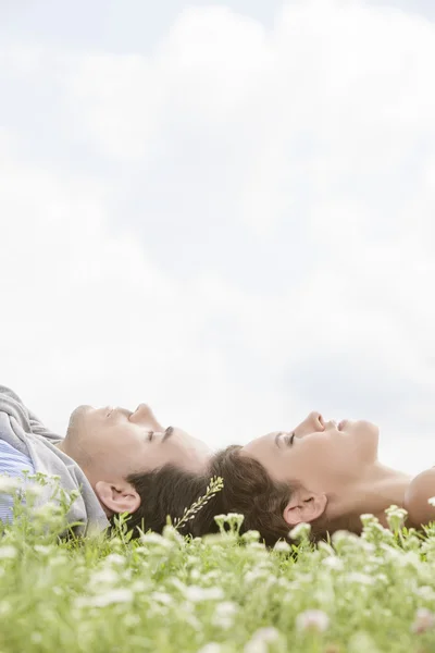 Paar slapen op gras — Stockfoto