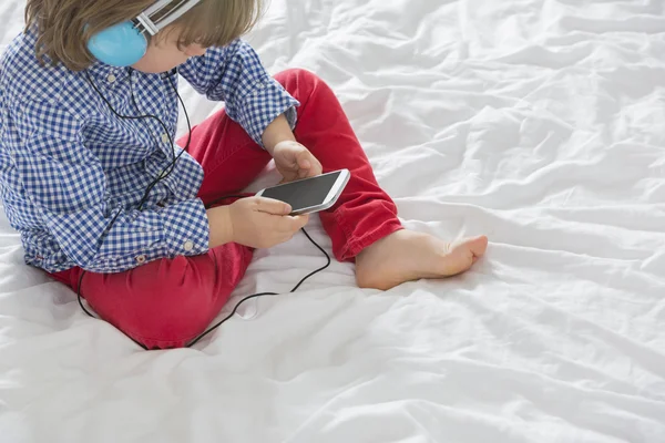 Niño escuchando música — Foto de Stock