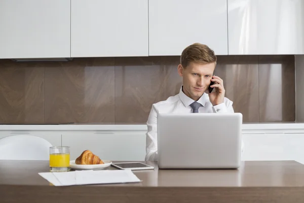 Affärsman på samtal när du använder laptop — Stockfoto