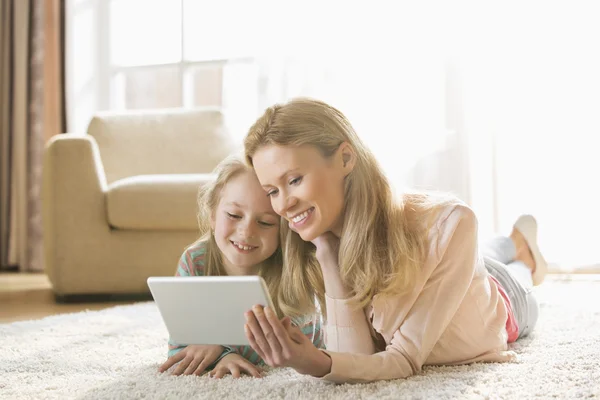 Anne ve kızı dijital tablet kullanma — Stok fotoğraf